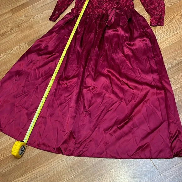 Vintage unbranded luxurious red satin and lace long sleeve maxi gown. Size 18W. - Picture 17 of 17